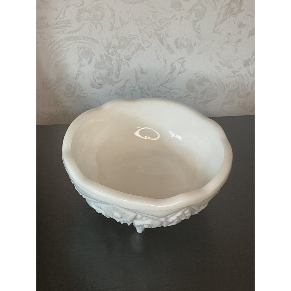 White Vintage Milk Glass Dish/Bowl With Intricate Star & Daisy Pattern Decorativ
